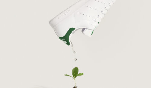 Adidas wirbt beim veganen Stan Smith mit einem Obermaterial, das zu 70% aus recyceltem Material besteht. Ein anderes Nachhaltigkeitsversprechen darf das Unternehmen künftig nicht mehr machen. (Foto: Adidas)