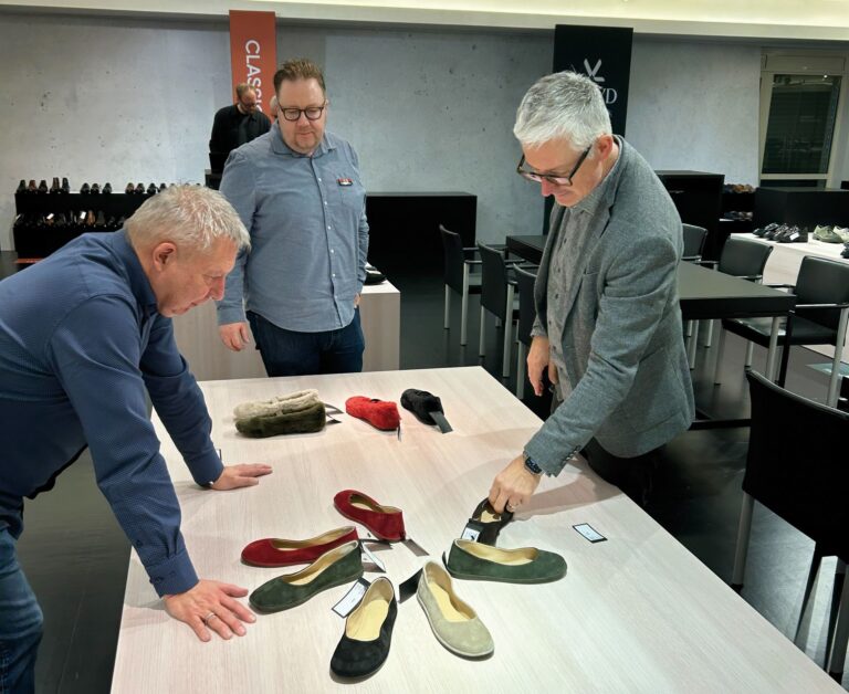 Feedback gern gesehen: Einen Tag nach der Veröffentlichung des neuen Lloyd-Brandings begutachtet das Team SABU die Kollektionen. (Foto: SABU)