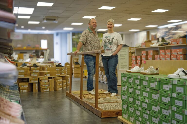 Wollen die Barfußschuh-Community vergrößern: die Zehenspiel-Inhaber Kristin Fitterer und Roman Degenhardt (Foto: Zehenspiel)