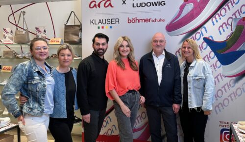 Das Ara-Team mit Testimonial Frauke Ludowig: (v.l.n.r.) Janet Lübkeman, Daniela Hasler (beide Marketing), Bajram Hasani (Key Account Manager), Testimonial Frauke Ludowig, Frank Lüttig (Head of Sales) und Jeannette Gbür (Marketing Managerin). Foto: Ara