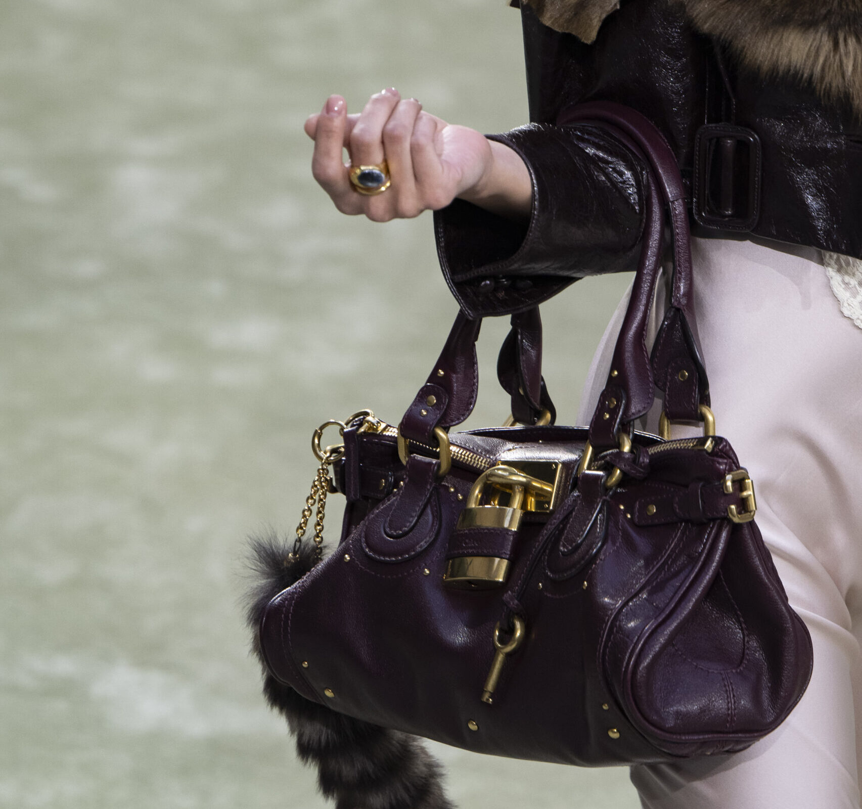Die schönsten Taschen von den internationalen Laufstegen: Modell von Chloé (Foto: Catwalkpix)