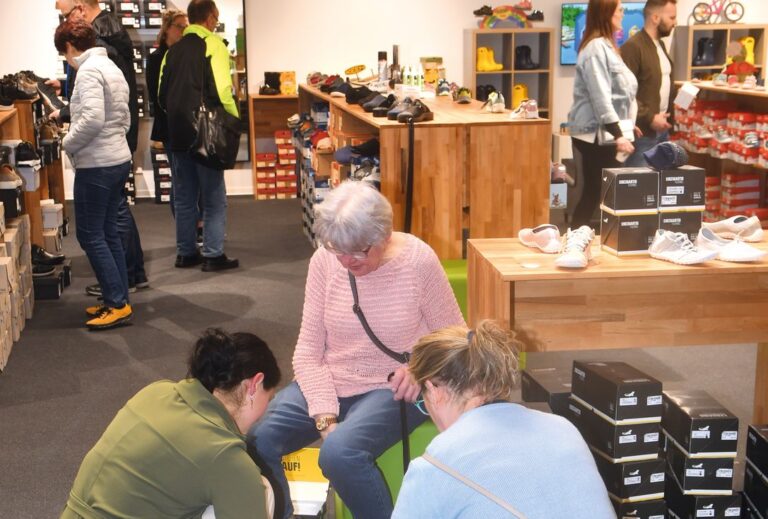 Nachdem die Füße kostenfrei gemessen wurden, werden die richtigen Schuhe ausgesucht. (Foto: Schuh-Haaser)