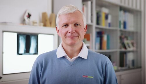 Der Kinderorthopäde Dr. Ernst B. Zwick wird Markenbotschafter von Superfit. (Foto: Superfit)
