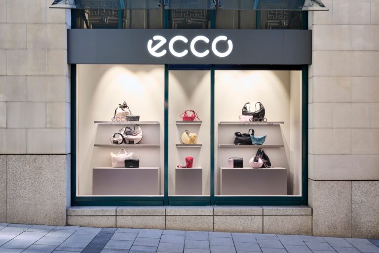 Das neue Taschen-Fenster bei Ecco in München (Foto: Ecco)