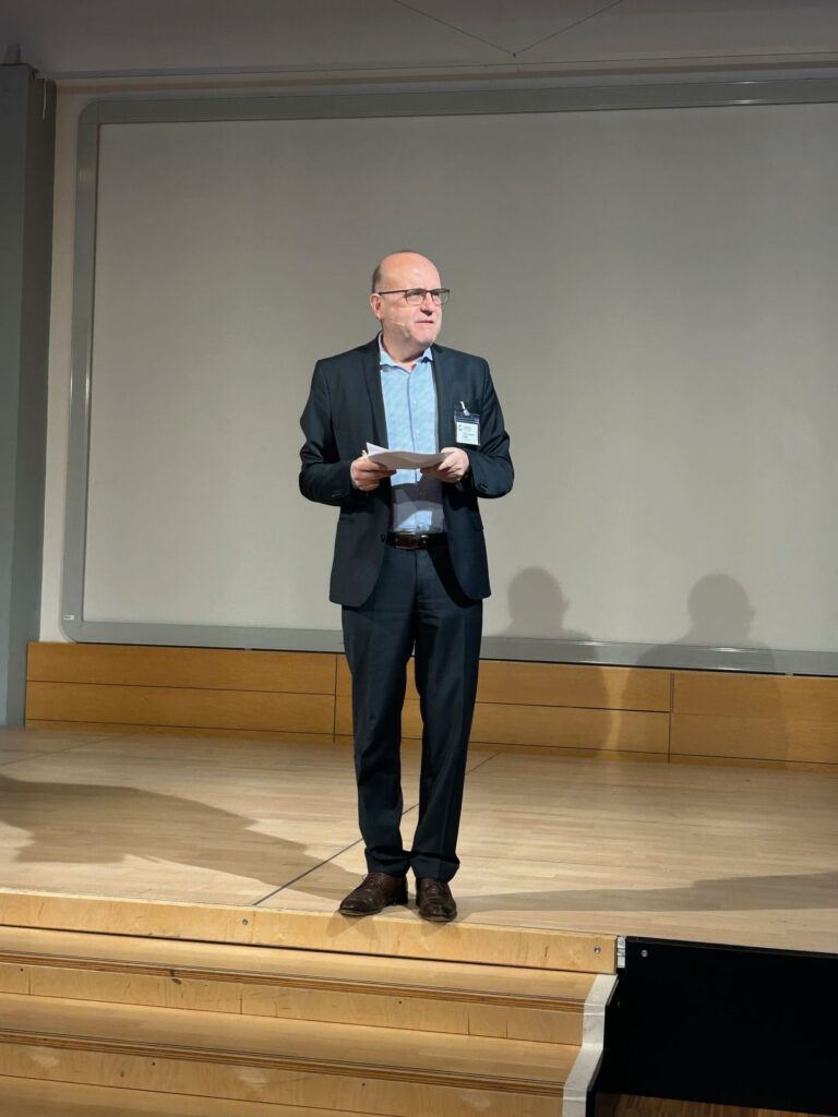 Moderator Prof. Andreas Kaapke führte durch die Veranstaltung. (Foto: Redaktion)