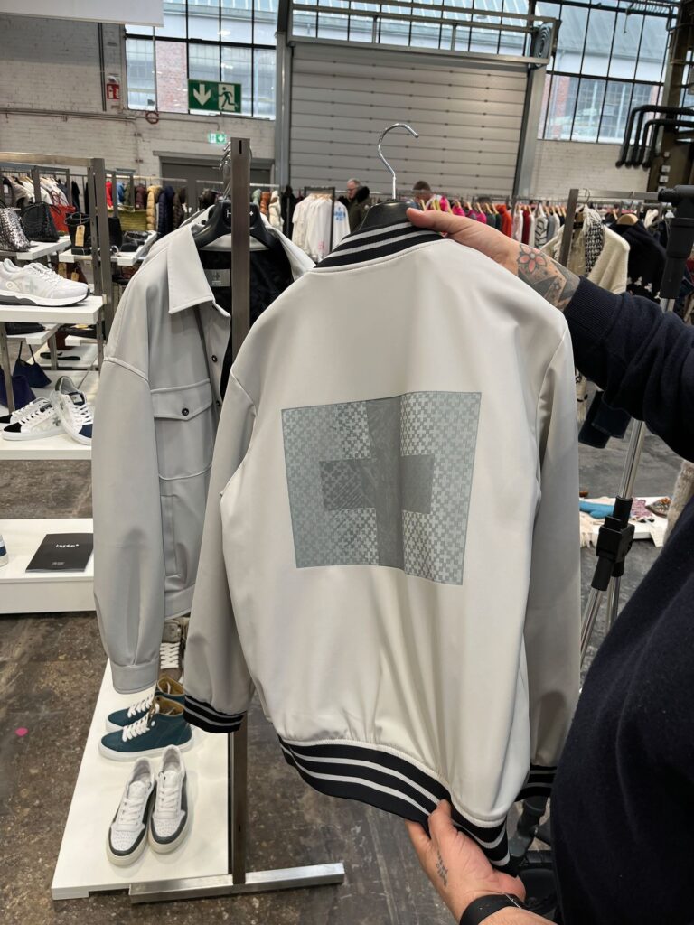 Dank der sogenannten Lentishift-Technologie ändert sich je nach Blickwinkel, was auf der Jacke zu sehen ist. (Foto: Hyplus)