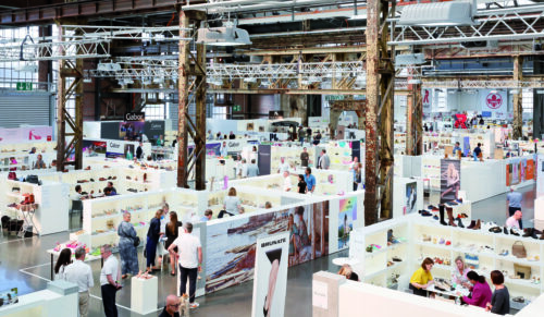 Summer Edition SHOES DÜSSELDORF
28|29|30
August 2022  Fullhouse! Auf der SHOES DÜSSELDORF vom 28. – 30. August 2022 waren alle namhaften deutschen und internationalen Marken vertreten. 
Digital oder analog? Die SHOES DÜSSELDORF kann beides und setzte auf ein umfangreiches Rahmenprogramm mit spannenden Vorträgen und Events. Fashion-Infos, begleitet von praktischen Order-Tipps, gab es auf der Messe, ebenso wie hochkarätige Trend-Forecasts, die einen Blick in die fernere Zukunft wagten.  Summer Edition SHOES DUESSELDORF
28|29|30
August 2022  Fullhouse! All renowned German and international brands were represented at SHOES DÜSSELDORF from August 28 - 30, 2022. 
Digital or analog? SHOES DÜSSELDORF can do both and relied on an extensive supporting program with exciting lectures and events. Fashion information, accompanied by practical ordering tips, was available at the trade show, as were top-class trend forecasts that dared to look into the distant future.