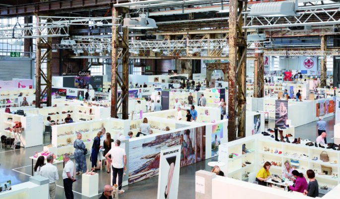Summer Edition SHOES DÜSSELDORF
28|29|30
August 2022  Fullhouse! Auf der SHOES DÜSSELDORF vom 28. – 30. August 2022 waren alle namhaften deutschen und internationalen Marken vertreten. 
Digital oder analog? Die SHOES DÜSSELDORF kann beides und setzte auf ein umfangreiches Rahmenprogramm mit spannenden Vorträgen und Events. Fashion-Infos, begleitet von praktischen Order-Tipps, gab es auf der Messe, ebenso wie hochkarätige Trend-Forecasts, die einen Blick in die fernere Zukunft wagten.  Summer Edition SHOES DUESSELDORF
28|29|30
August 2022  Fullhouse! All renowned German and international brands were represented at SHOES DÜSSELDORF from August 28 - 30, 2022. 
Digital or analog? SHOES DÜSSELDORF can do both and relied on an extensive supporting program with exciting lectures and events. Fashion information, accompanied by practical ordering tips, was available at the trade show, as were top-class trend forecasts that dared to look into the distant future.