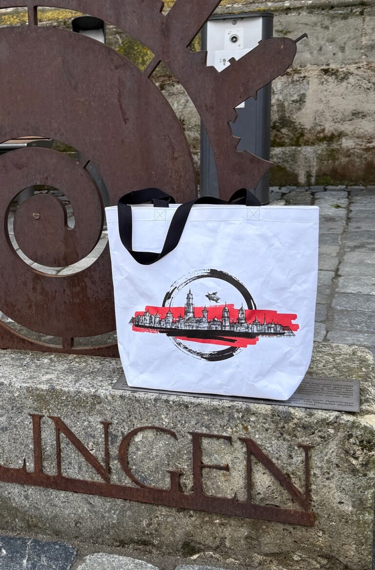 Strapazierfähiger Shopper mit Branding (Foto: Schuhhaus Stark)
