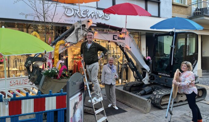 An einem verkaufsoffenen Sonntag feierte das Team mit einem gemieteten Bagger und einem Sektempfang aus der Schaufel heraus. (Foto: Dreams)