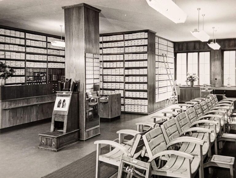 Theke statt selbstbedienung: Ladenfläche im Schuhhaus Planz 1951 (Foto: Schuhhaus Planz)