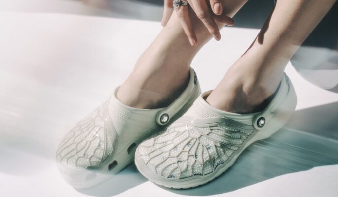 Glitzerndes Duo: Crocs trifft auf Swarovski (Foto: Crocs)