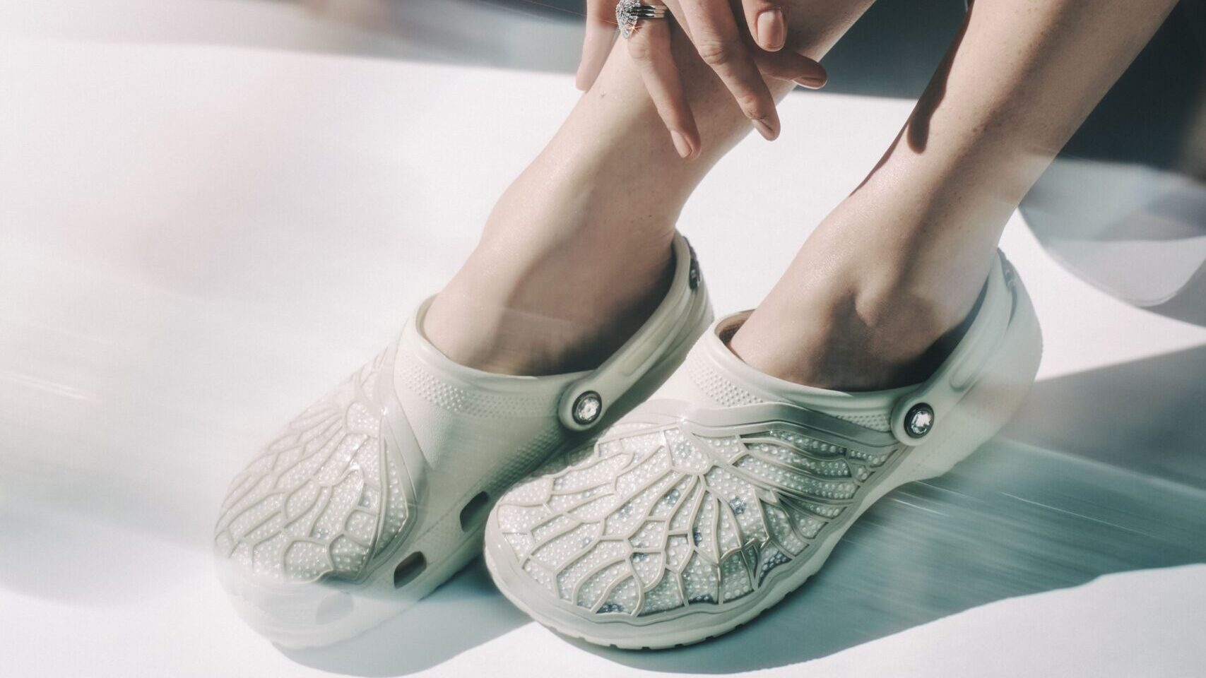 Glitzerndes Duo: Crocs trifft auf Swarovski (Foto: Crocs)