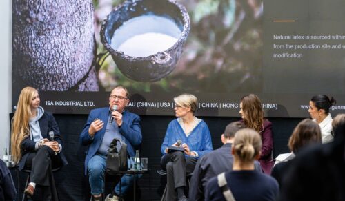 Diskutierten auf der ILM über die Zukunft von biobasierten Materialien (v.l.): Sabrina Kliese (Revoltech), Tom Schneider (ISA Tan Tec), Cornelia Wittke (Ecovative), Melina Bucher und Moderatorin Cheryll Mühlen (Foto: Messe Offenbach/ILM/Esra Klein)
