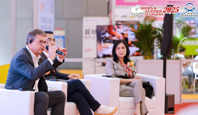 Manfred Junkert, Hauptgeschäftsführer des HDS/L (li.) beim Experten-Panel in Guangzhou (Foto: HDS/L)