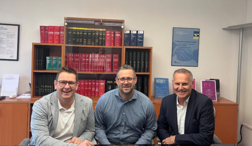(v.l.n.r.) Die Hartjes-Geschäftsführer Stefan Spreitzer und Christoph Götzendorfer, Vital-Geschäftsführer Michael Neuner (Foto: Hartjes)