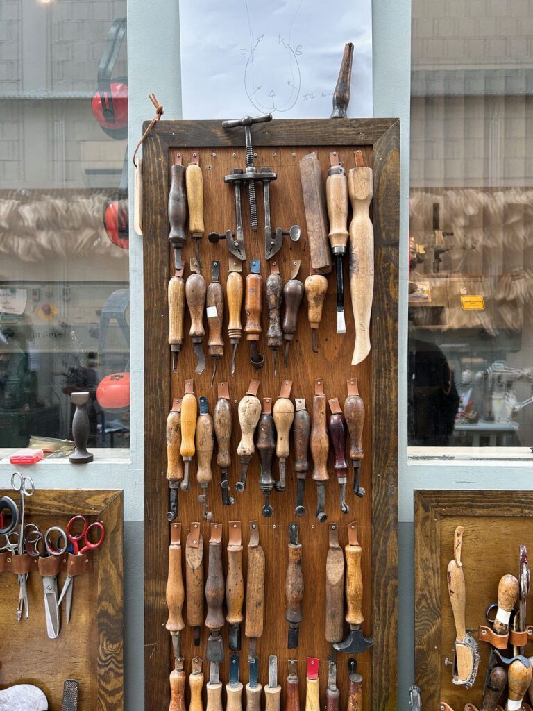 Werkzeug ohne Ende: Die Schuhmacher haben für das gemeinsame Projekt ihre Bestände zusammengeführt. (Foto: Redaktion)