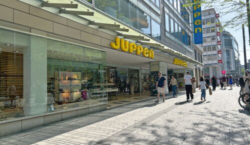 Impressionen aus Düsseldorf am 2. Mai: Die Innenstadt ist gut besucht. Es wird gebummelt, aber nicht unbedingt gekauft. (Foto: Redaktion)