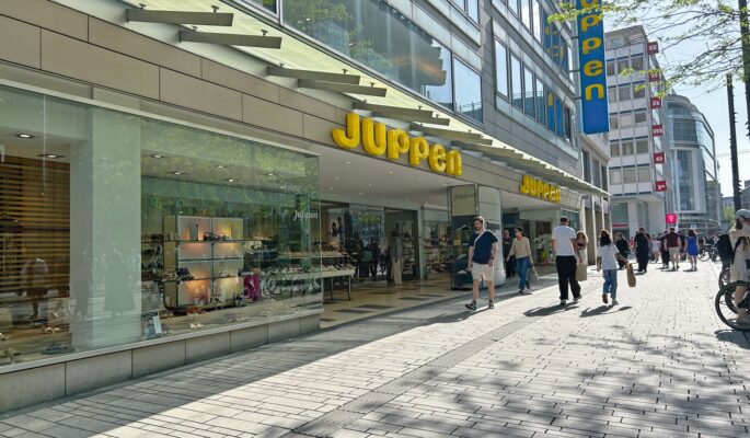 Impressionen aus Düsseldorf am 2. Mai: Die Innenstadt ist gut besucht. Es wird gebummelt, aber nicht unbedingt gekauft. (Foto: Redaktion)