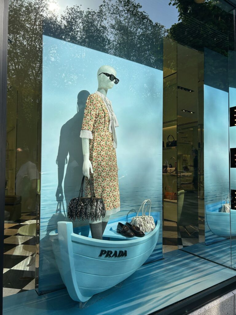 Auch die Königsallee war am 2. Mai gut frequentiert: Blick ins Schaufenster von Prada (Foto: Redaktion)