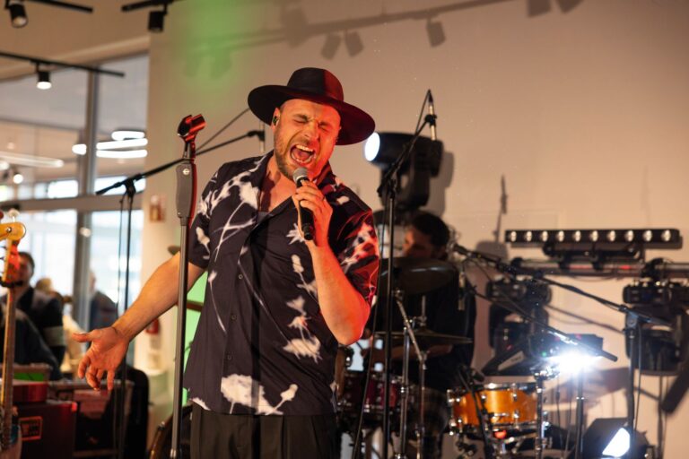 Die Häuser wurden mit einer Party für Branchenpartner und VIP-Kunden und einem Konzert mit Max Mutzke eröffnet. (Foto: Muecke)