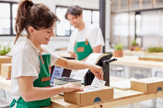 Die DHL-Group kooperiert mit Shopify (Foto: DHL)