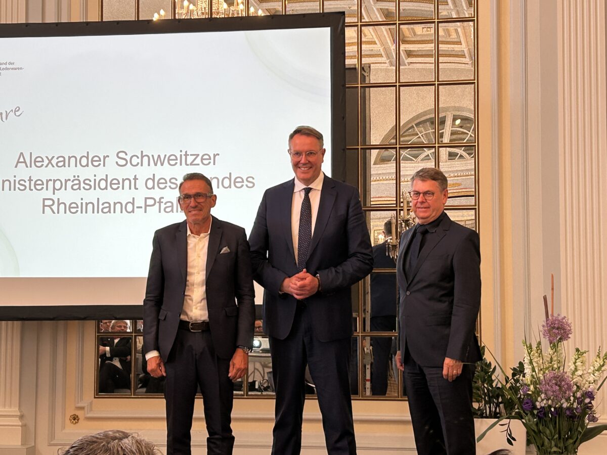 Der HDS/L-Vorsitzende Carl-August Seibel, der rheinland-pfälzische Ministerpräsident Alexander Schweitzer und der HDS/L-Hauptgeschäftsführer Manfred Junkert (Foto: Redaktion)
