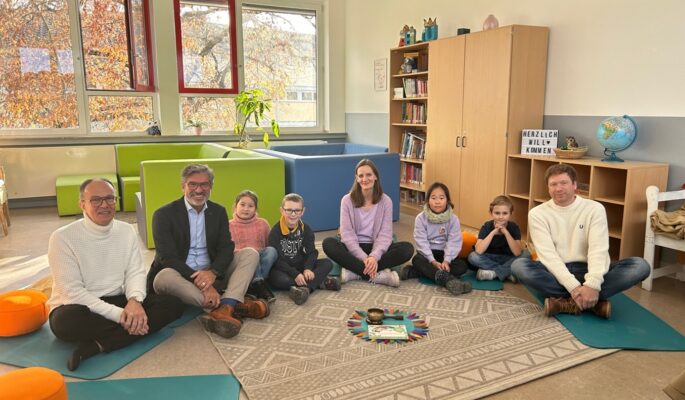 Thomas Weil und Frank Schuffelen (ANWR Group, links im Bild) in der Schule im Kirchgarten in Babenhausen (Foto: ANWR Group)