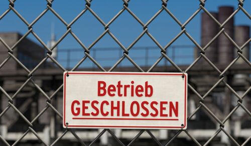 Schild: Betrieb geschlossen, vor Werksgelände (Foto: Adobe Stock)