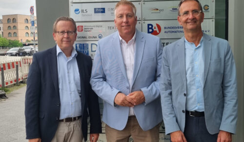 (v.l.) BTE-Hauptgeschäftsführer Rolf Pangels, BTE-Büroleiter Sönke Padberg und BTE-Geschäftsführer Axel Augustin vor dem Verbändehaus mit der neuen BTE-Geschäftsstelle (Foto: BTE)