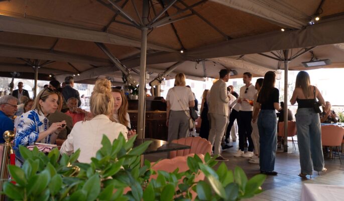Bugatti-Event in Florenz: Entspanntes Get-Together vor dem Rivoire (Foto: Tomato Agency)