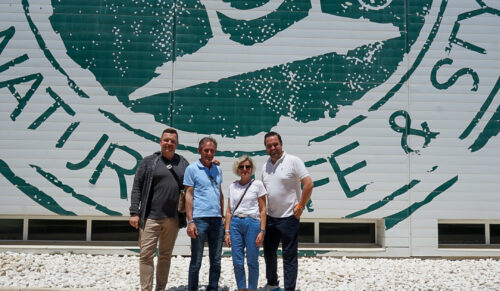Die Gewinner Sibylle und Walter Huber (Mitte) zusammen mit Rodrigo Blocher (Panama Jack, links) und Daniel Strukamp (Marketing Gore-Tex Footwear) Foto: Gore