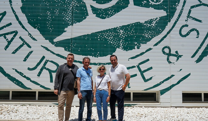 Die Gewinner Sibylle und Walter Huber (Mitte) zusammen mit Rodrigo Blocher (Panama Jack, links) und Daniel Strukamp (Marketing Gore-Tex Footwear) Foto: Gore