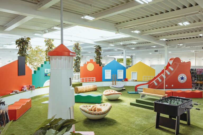 Ein Spielfeld für Kinder: Der hintere Bereich des neuen Stores wurde farbenfroh gestaltet. (Foto: Bö Schuhe & Fashion.)