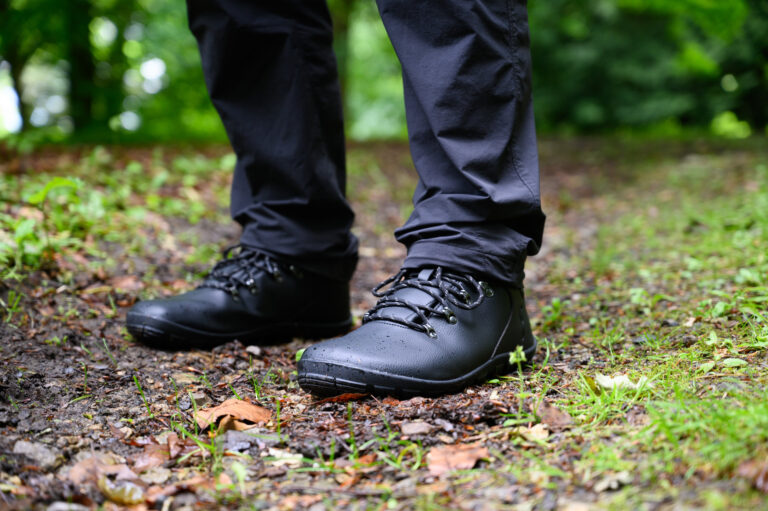 Die Hiking-Boots bestehen aus recyceltem Leder und sind wasserfest. (Foto: Dave Cooil – Right Click Studios)  