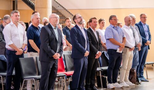 Die Teilnehmerinnen und Teilnehmer der SABU-Generalversammlung betrauerten Dieter Polch. (Foto: SABU Schuh-Verbund eG/Photojockey/Claudia Steinle)
