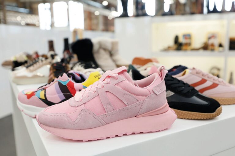Erfolgreich beim Sneaker: Rosa, gern auch in Kombination mit anderen Pastellen. (Foto: Igedo Exhibitions)