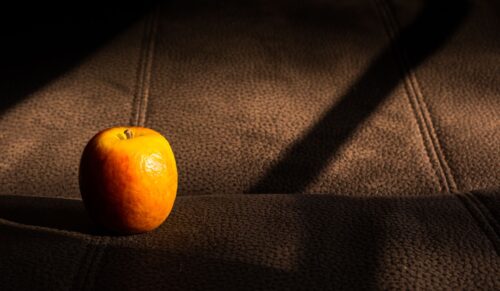 Ein Apfel und Leder: Das OLG argumentiert, dass ein Stoff mit dem Namen „Apfelleder“ ein natürliches, durch Gerbung hergestelltes Produkt sein muss. (Foto: Adobe Stock)