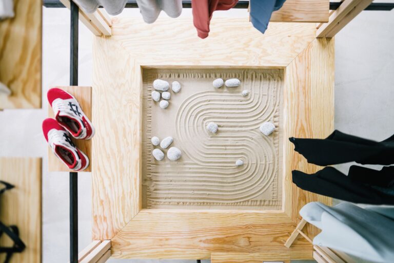 Elemente wie ein Zen-Garten können kurzerhand eingebaut werden und brechen den cleanen Look des Sneaker-Stores. (Foto: Afew)