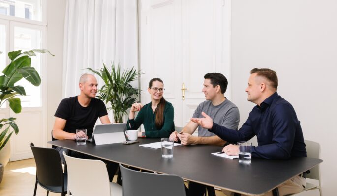 Der Experten-Ring (v.l.n.r.): Bernd Grillitsch, Gründer und Geschäftsführer Experten-Ring, Dr. Caroline Fischerlehner,
Mathias Böhm und Thomas Stadler BA MA MRICS (Foto: Michael Schulte)