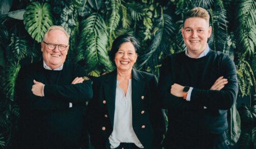Erfolgreiches Team: Peter, Gisela und Louis Bödeker. Zur Familie gehören auch der zweitälteste Sohn Leon, der als Trendscout die passende Ware für die Sneakerstores findet, und Tochter Sophia, die in Tübingen Medizin studiert. (Foto: Bö Schuhe & Fashion.)