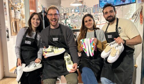 Stolz posieren die Workshop-Teilnehmer mit ihren selbstgestalteten Unikaten. (Foto: Barcelona Sneakers Academy)