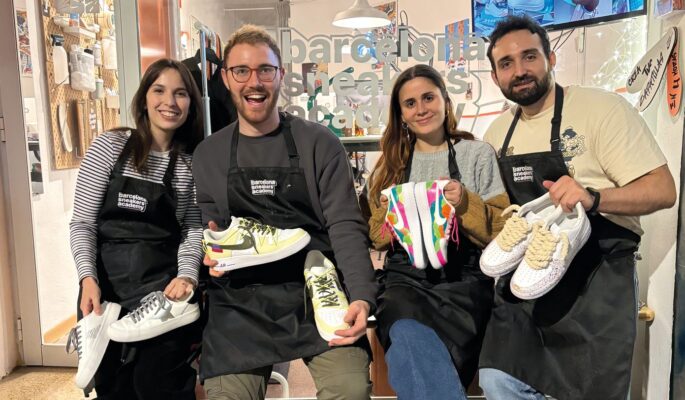 Stolz posieren die Workshop-Teilnehmer mit ihren selbstgestalteten Unikaten. (Foto: Barcelona Sneakers Academy)
