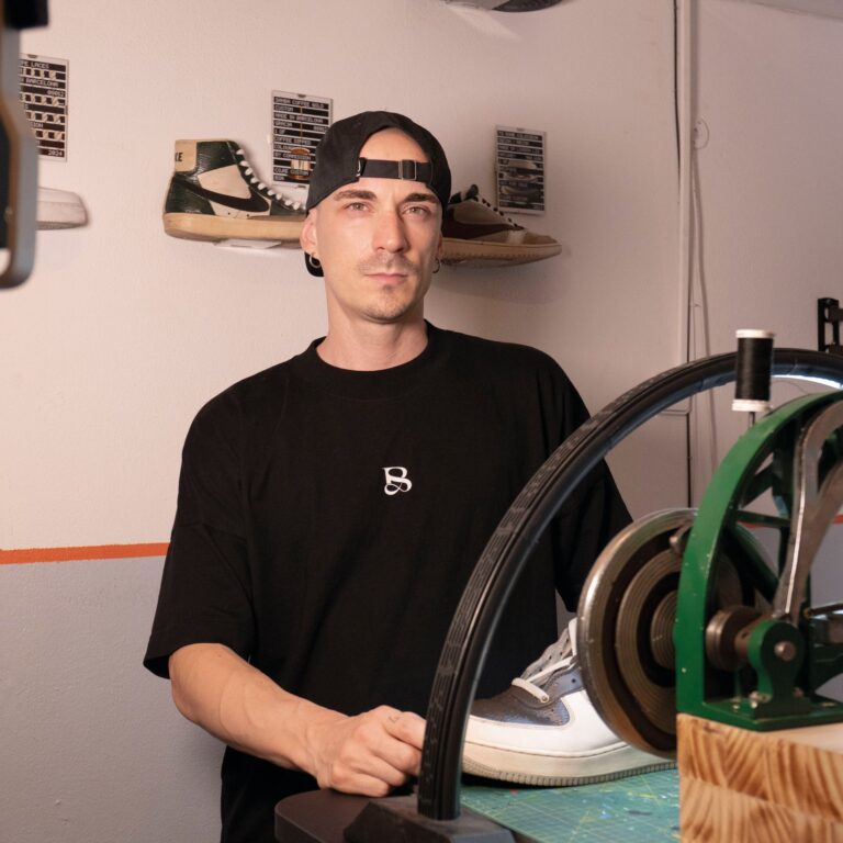 Sneakermacher Salvatore Coppola in der Werkstatt seiner Sneaker Academy (Foto: Barcelona Sneakers Academy)