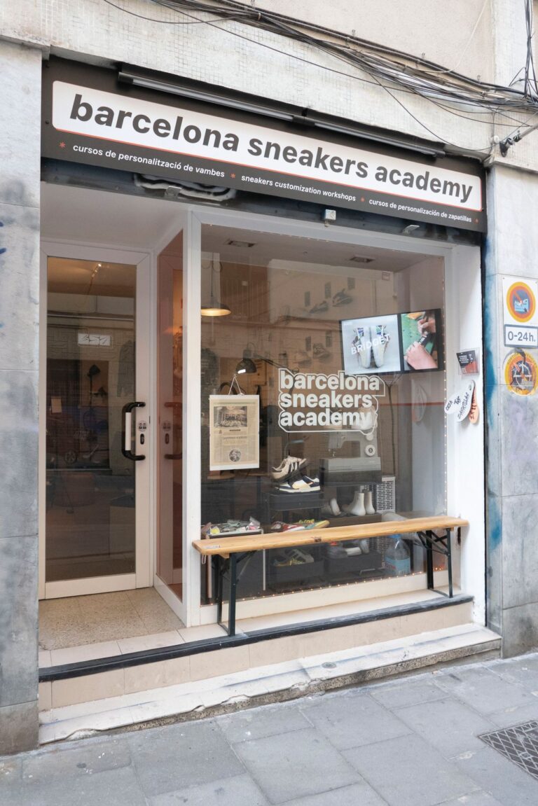 Fassade der Barcelona Sneaker Academy im Trendviertel Gràcia (Foto: Barcelona Sneakers Academy)