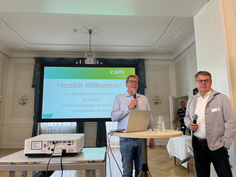 Der Vorstandsvorsitzende Andreas Tepest und der Geschäftsführer Manfred Junkert begrüßten das Publikum. (Foto: Redaktion)