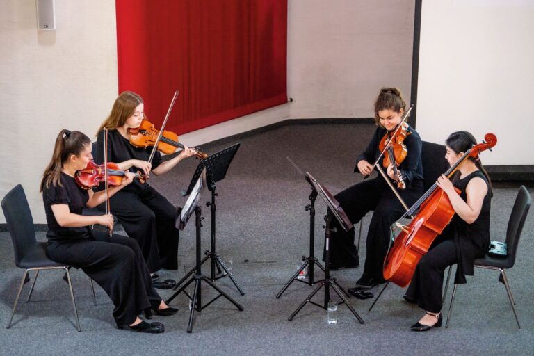 Zum Abschluss spielte ein Streicherquartett aus Studentinnen der Hochschule für Musik Freiburg Stücke von Queen und ABBA. (Foto: SABU Schuh-Verbund eG/Photojockey/Claudia Steinle)