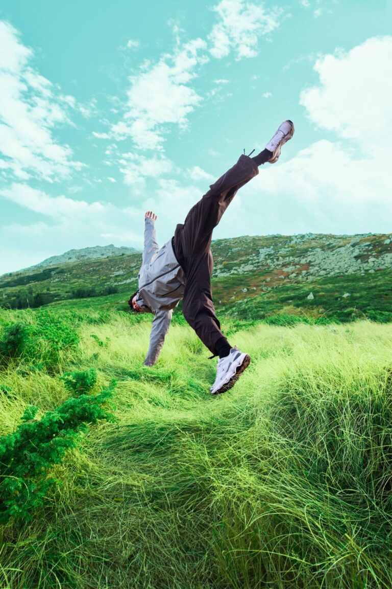 Akrobatische Motive in der Stadt und in der Natur symbolisieren die Leichtigkeit der Outdoor-Schuhe. (Foto: Merrell)