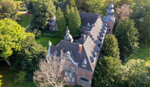 Das Schloss Elbroich ist der Düsseldorfer Standort der The Platform Group AG. (Foto: Adobe Stock)