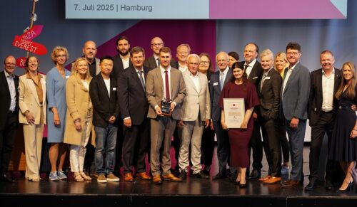 Oliver Gruber, Alfred Gruber, Jan-Oliver Nannen, Jan Hogenkamp und Doris Maßmann von Travelite zusammen mit weiteren Gästen, Veranstalter und Jury bei der Preisverleihung in Hamburg. (Foto: Stefanie Kapra, Die Familienunternehmer)